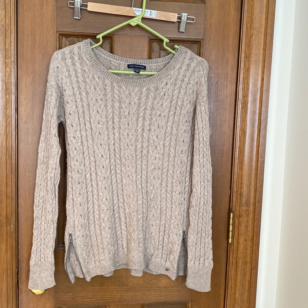 American Eagle Light weight cable knit sweater